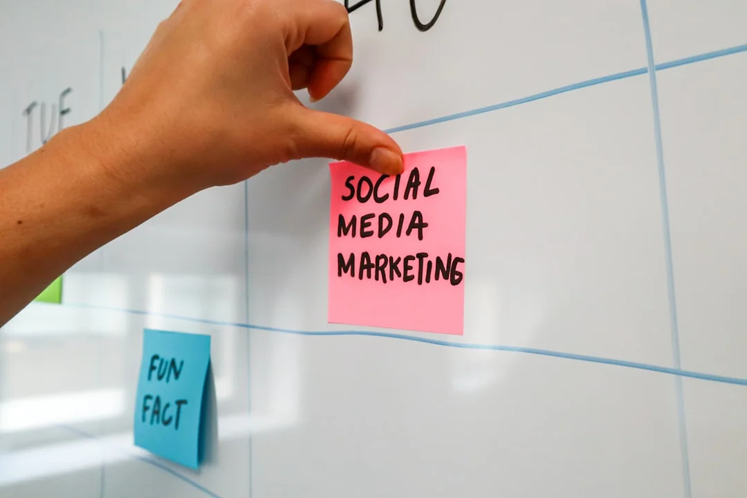 Une personne utilisant un ordinateur portable pour examiner des stratégies de marketing sur les réseaux sociaux à la maison.